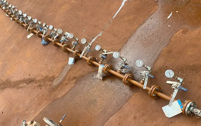 Industrial pipeline assembly fitted with multiple valves and pressure gauges
